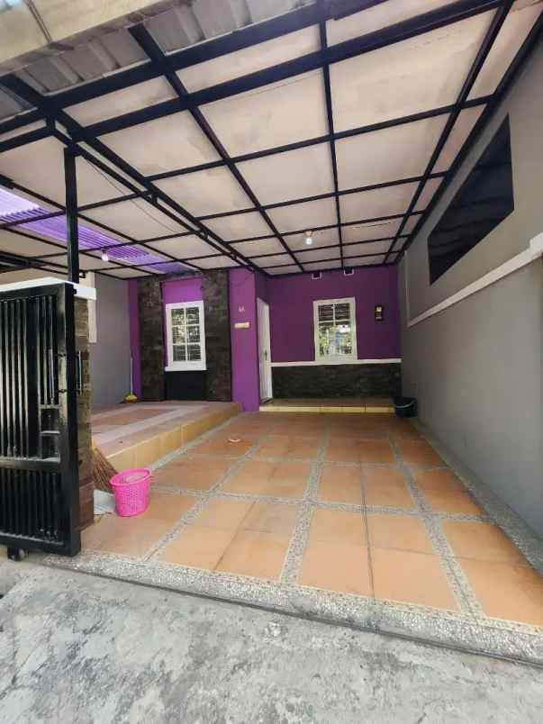dijual rumah strategis di komplek bumi adipura bandung