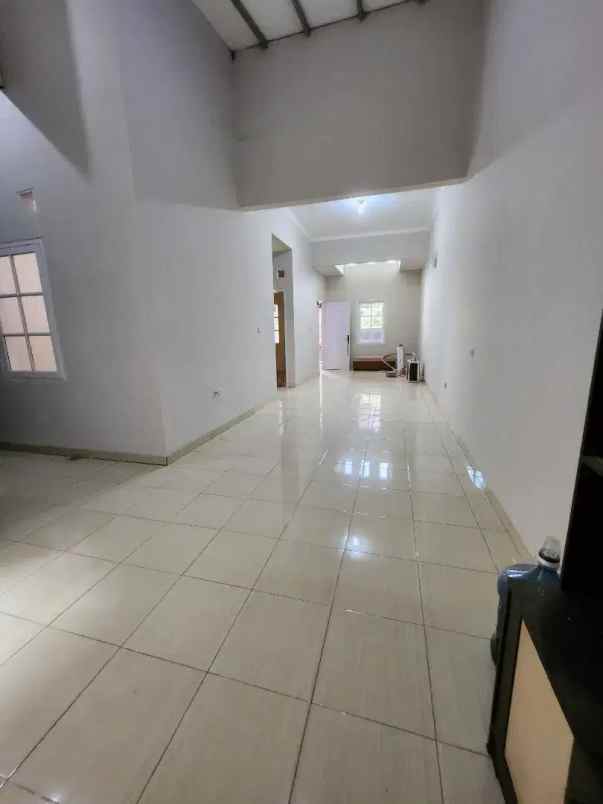 dijual rumah strategis di komplek bumi adipura bandung