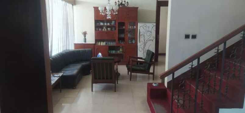 dijual rumah syp riau jl cihapit