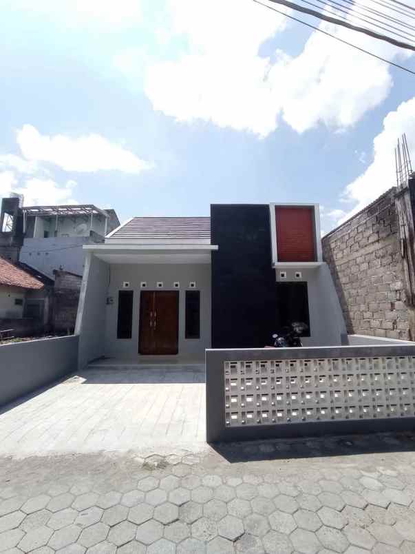 dijual rumah tajem