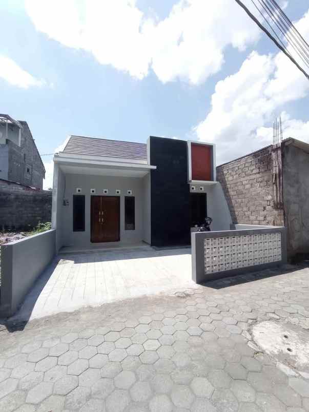 dijual rumah tajem