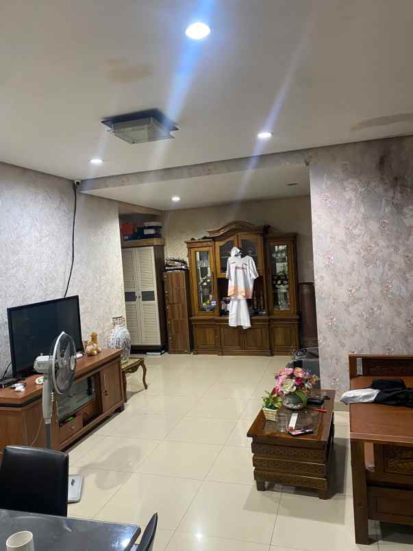 dijual rumah taman buaran indah