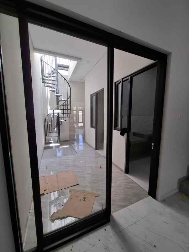 dijual rumah tenggilis mejoyo