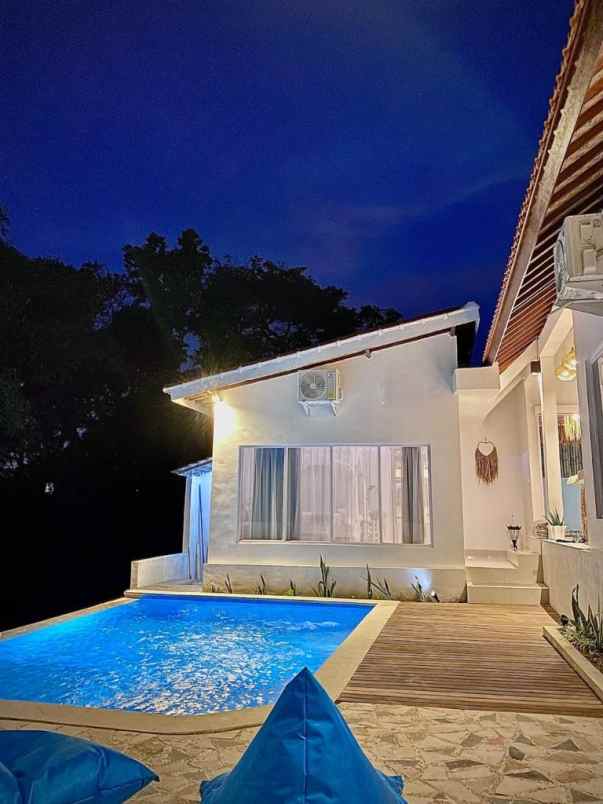 dijual villa jalan raya padonan