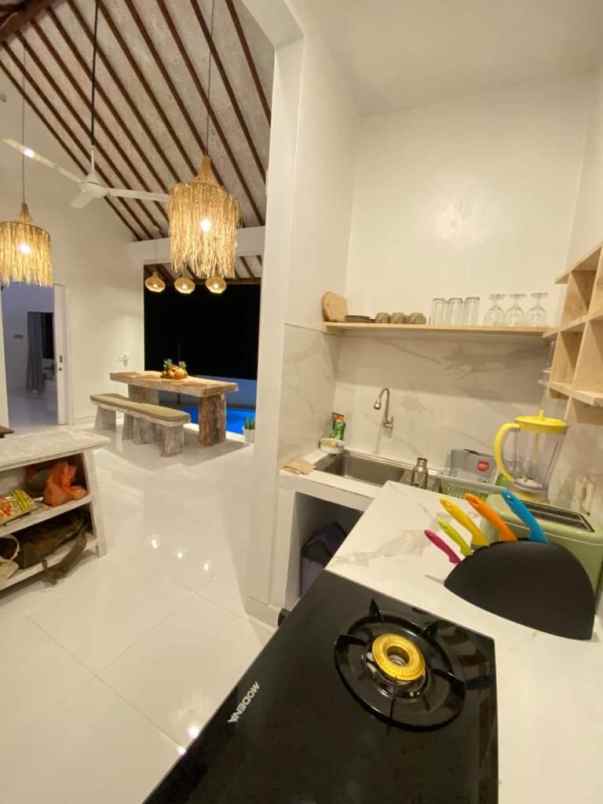 dijual villa jalan raya padonan