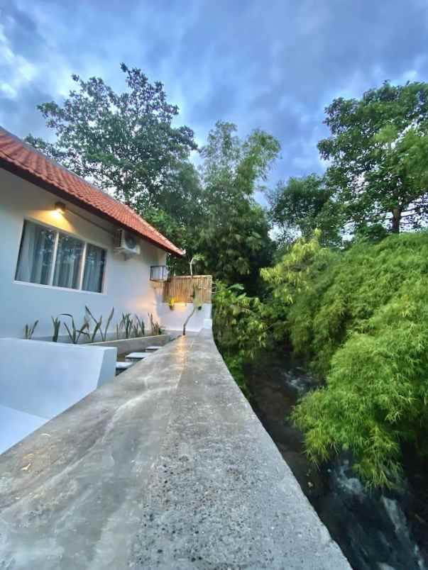 dijual villa jalan raya padonan