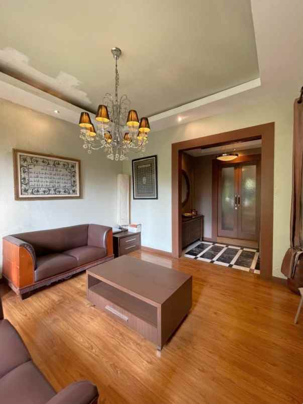 dijual villa jalan sersan bajuri