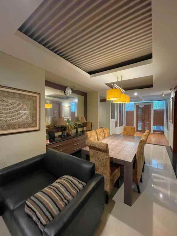 dijual villa jalan sersan bajuri