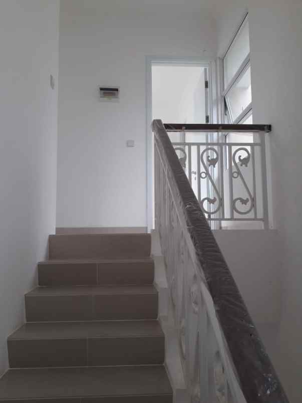 disewakan rumah cluster thames jgc jakarta