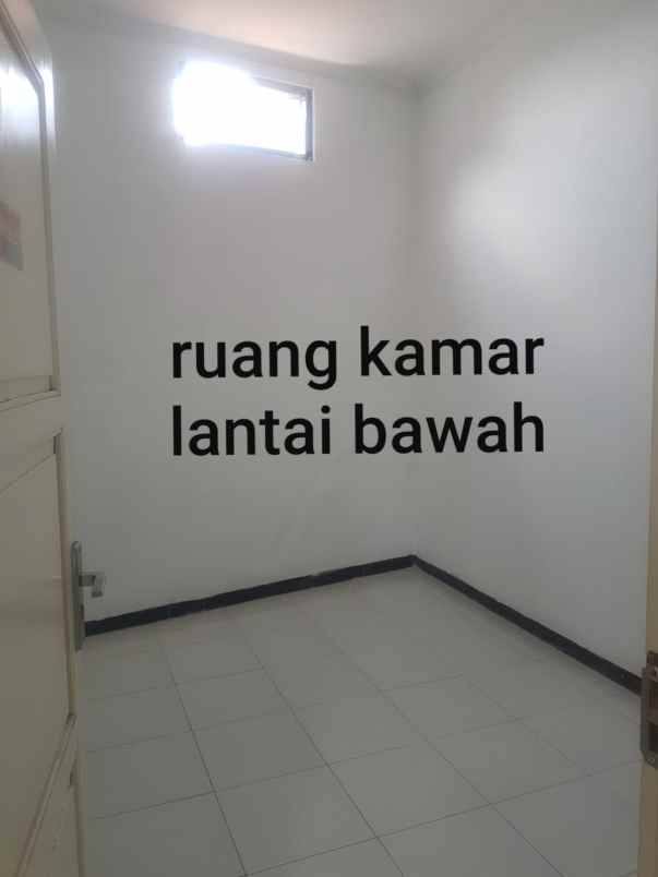 disewakan tahunan rumah cihanjuang siap huni 2 lantai