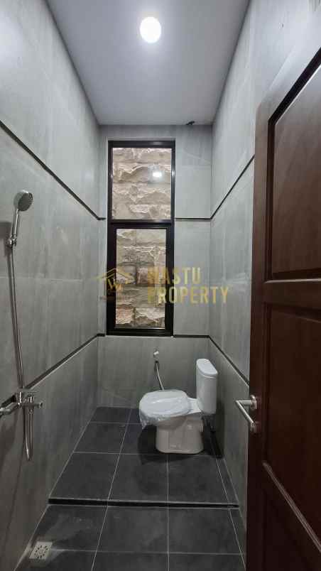 hunian mewah modern 2 lantai di kawasan elit palagan