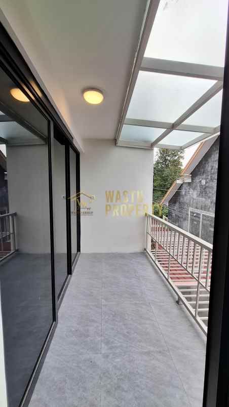 hunian mewah modern 2 lantai di kawasan elit palagan