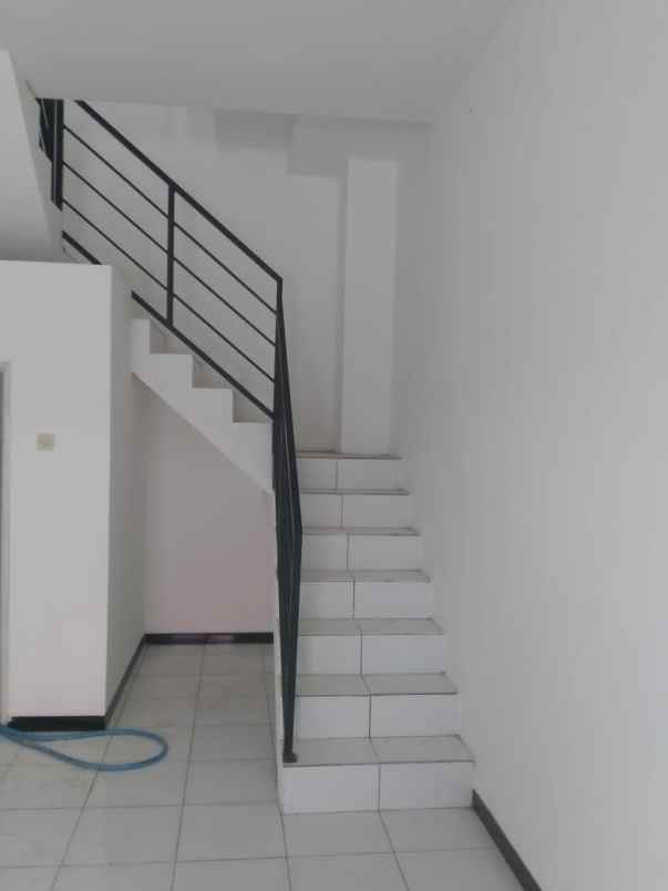 ruko 2 lantai siap pakai segitiga emas tlogosari