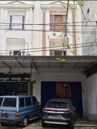 ruko 3 lantai raya darmo hadap utara