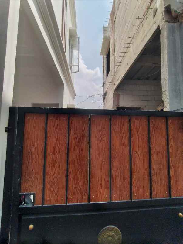 rumah 2 5 lantai paling murah di kebagusan jakarta