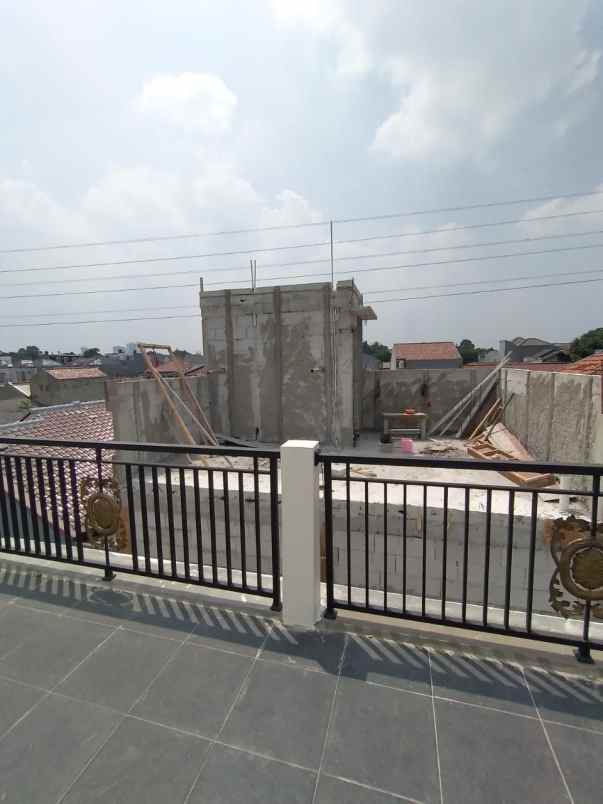 rumah 2 5 lantai paling murah di kebagusan jakarta