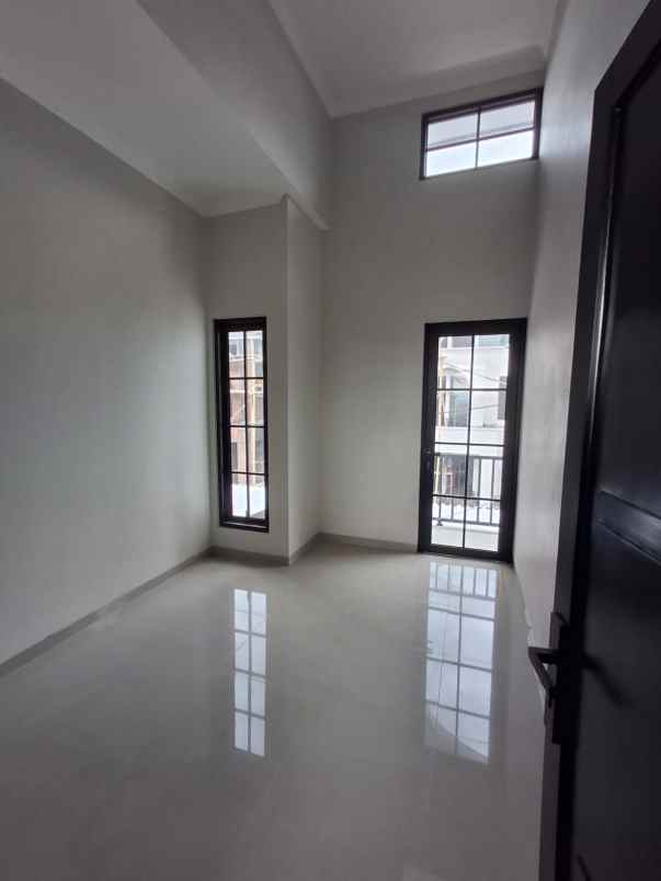 rumah 2 lantai desain modern dekat exit tol malang