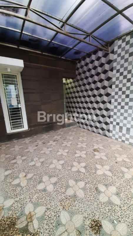 rumah 2 lantai pakuwon city ada halaman di belakang