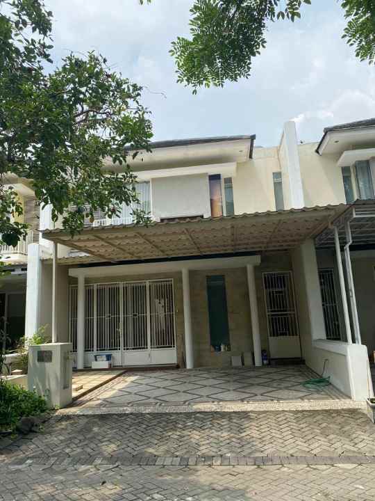 rumah 2 lantai semi furnish terawat di royal residence