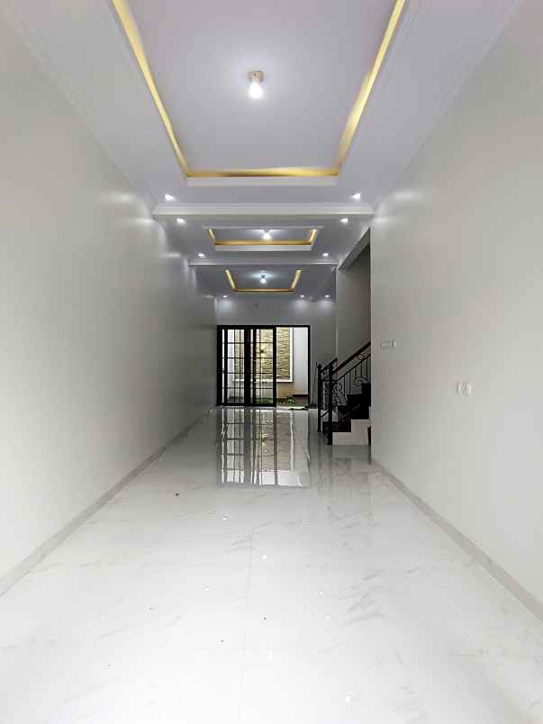 rumah baru design klasik mewah di pinang ranti jaktim