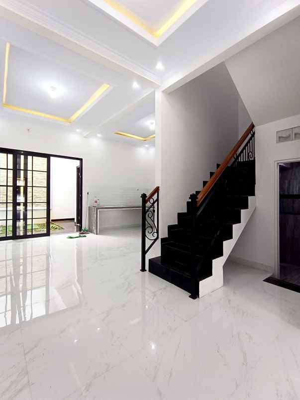 rumah baru design klasik mewah di pinang ranti jaktim