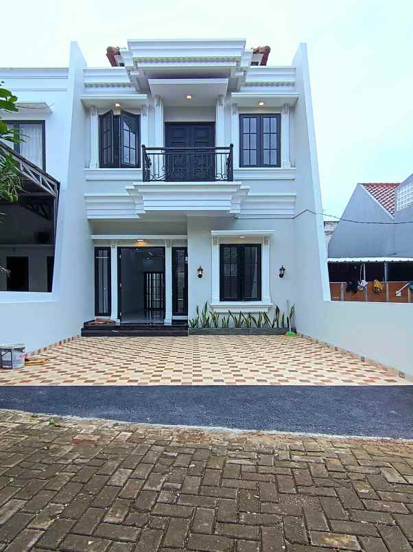 rumah baru design klasik mewah di pinang ranti jaktim