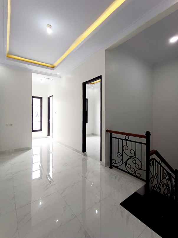 rumah baru design klasik mewah di pinang ranti jaktim