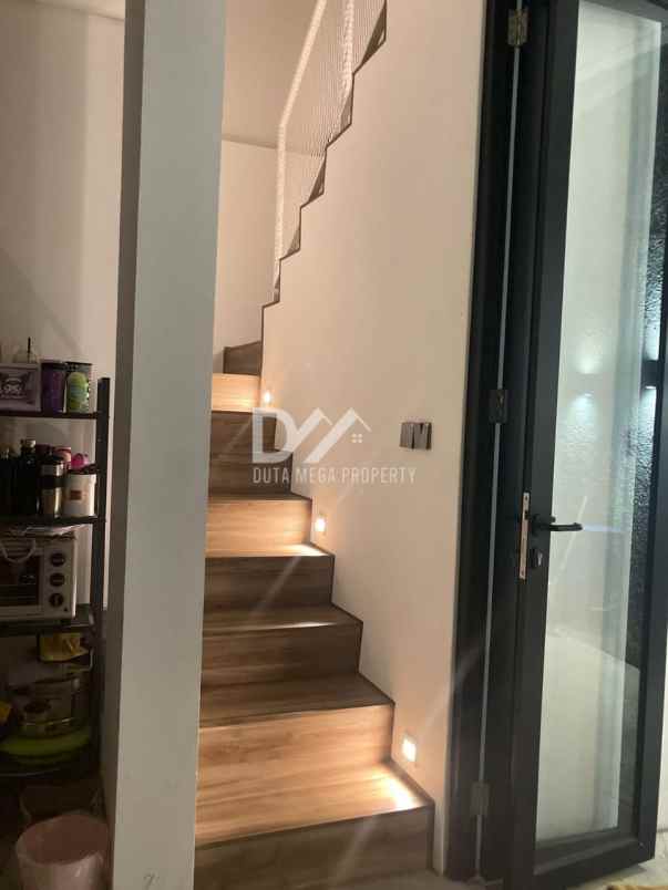 rumah bergaya industrial di graha raya bintaro