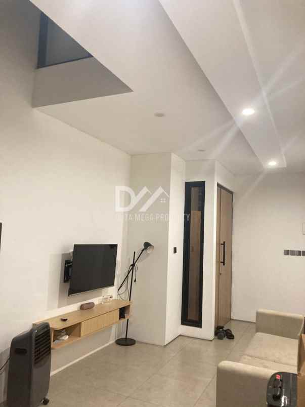 rumah bergaya industrial di graha raya bintaro