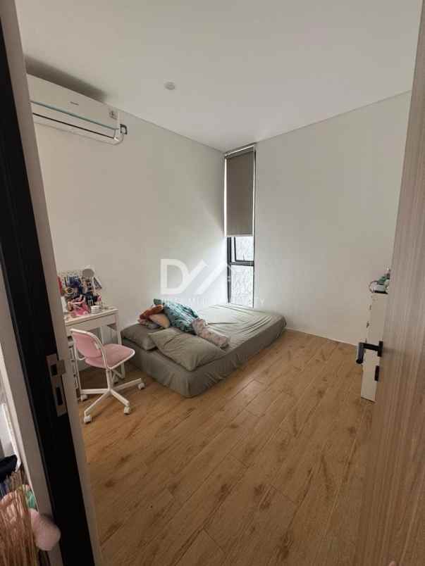 rumah bergaya industrial di graha raya bintaro