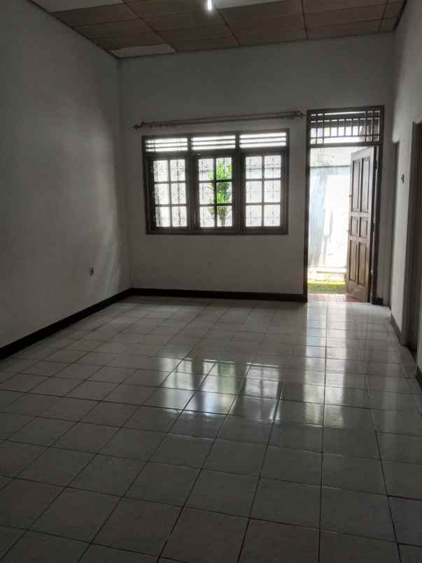 rumah besar dalam komplek jatiwaringin jakarta timur