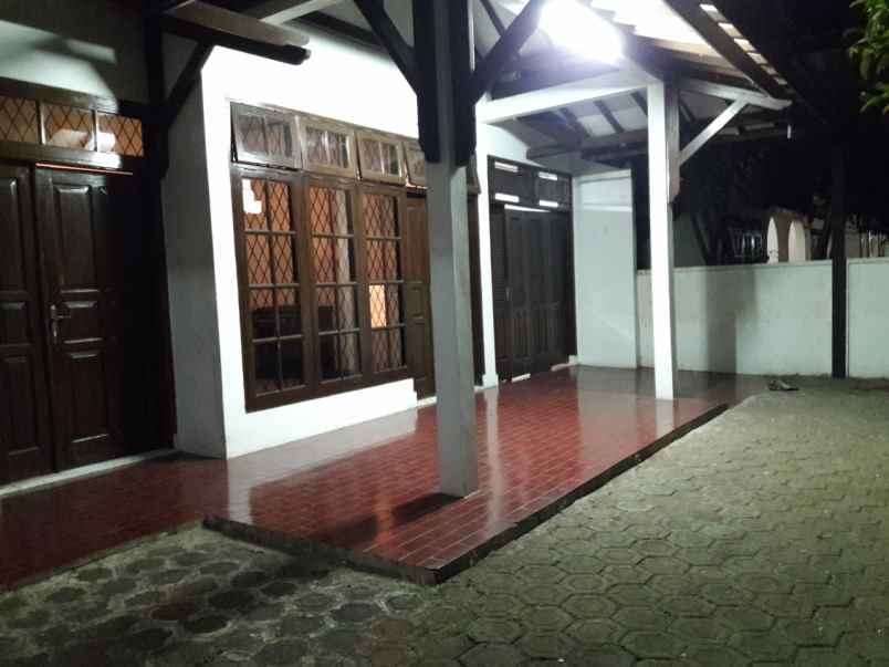 rumah besar dalam komplek jatiwaringin jakarta timur