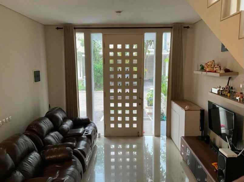rumah disewakan greenlake citraland surabaya barat