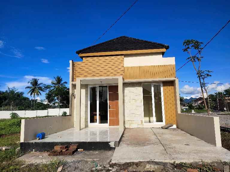 rumah jalan raya pasirian depan