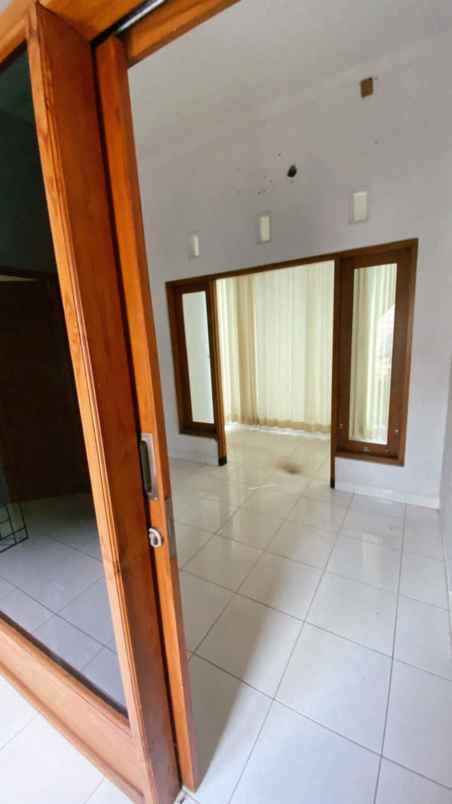 rumah jogja 2 lantai nitikan lt 134 m2 shm imb