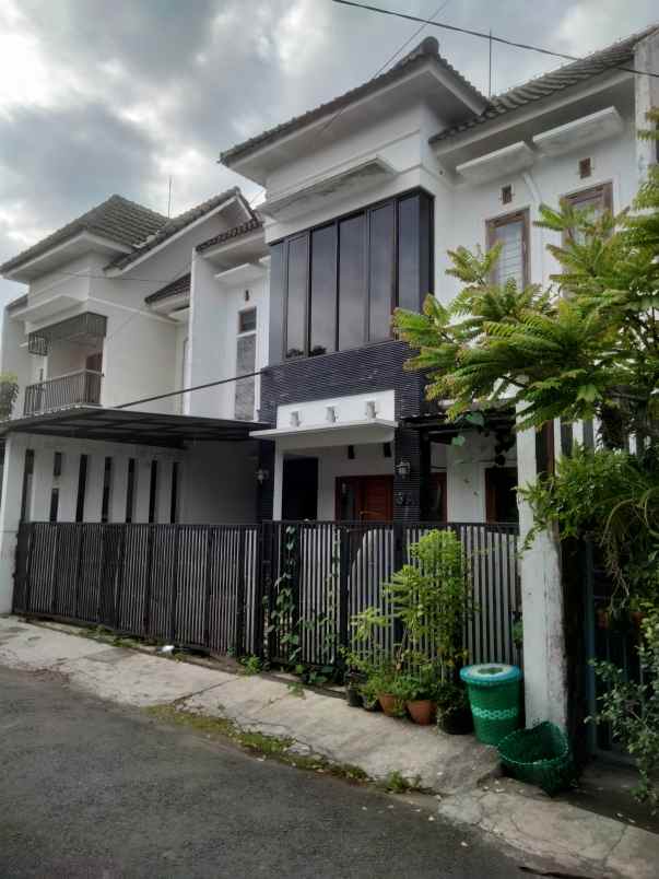 rumah jogja 2 lantai nitikan lt 134 m2 shm imb