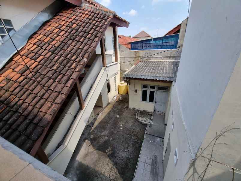 rumah kost 2lt halaman luas tengah kota solo