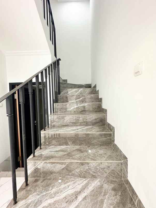 rumah mewah american classic di cipayung jakarta timur