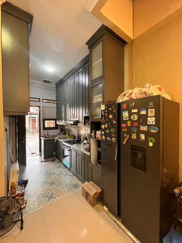 rumah modern 2 5 lantai di tanah baru beji depok