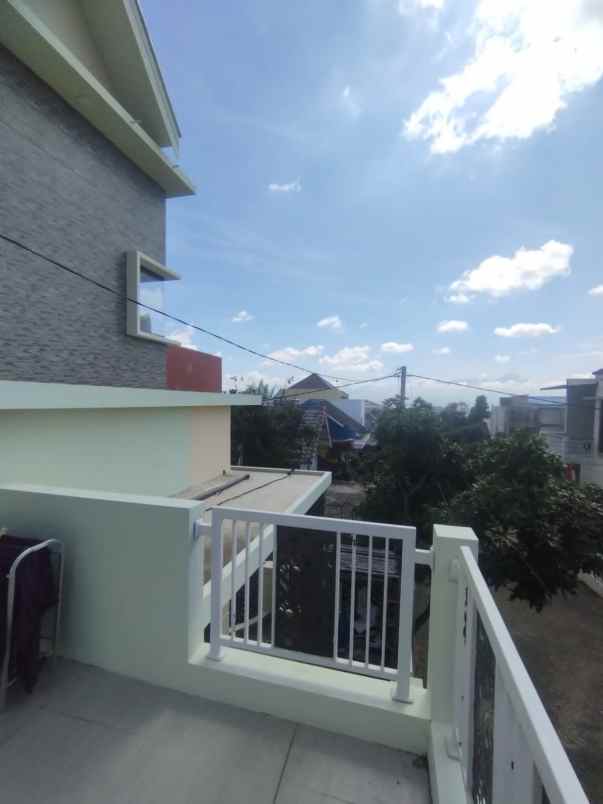 rumah modern 2 lantai kawasan nyaman jalan lebar