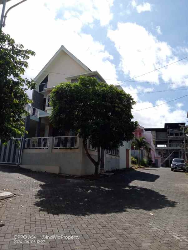 rumah modern 2 lantai kawasan nyaman jalan lebar