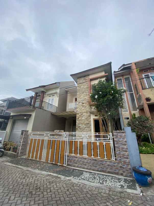 rumah modern 2 lantai strategis siap huni di kota batu