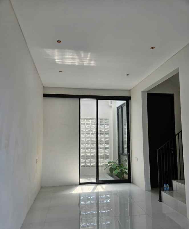 rumah modern smart door lokasi dekat kampus brawijaya