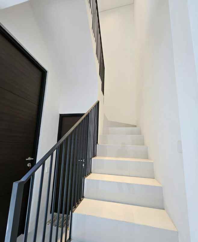 rumah modern smart door lokasi dekat kampus brawijaya