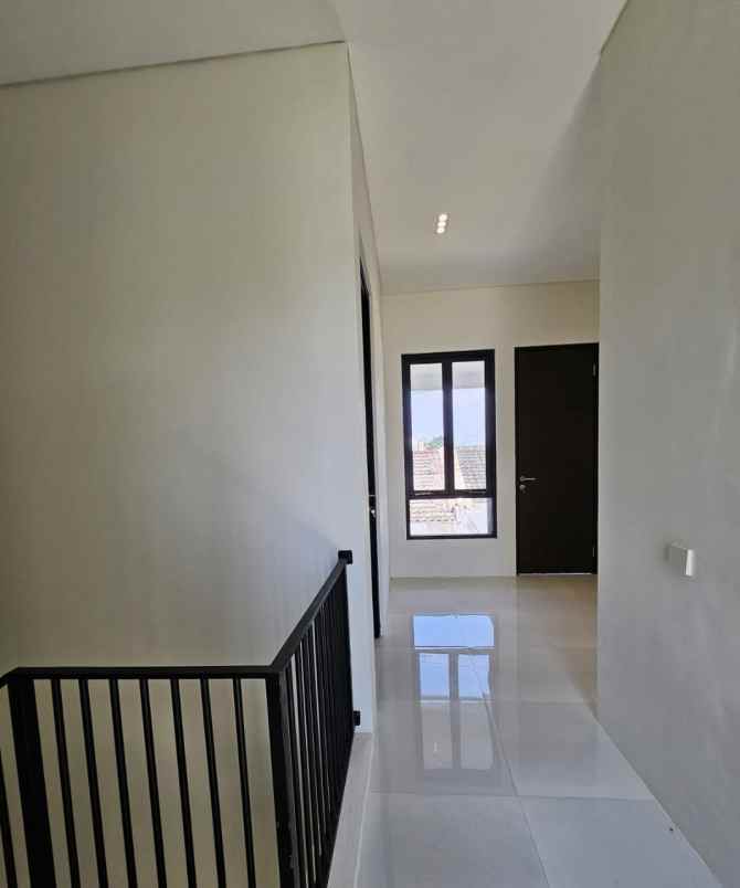 rumah modern smart door lokasi dekat kampus brawijaya