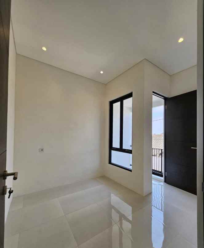 rumah modern smart door lokasi dekat kampus brawijaya