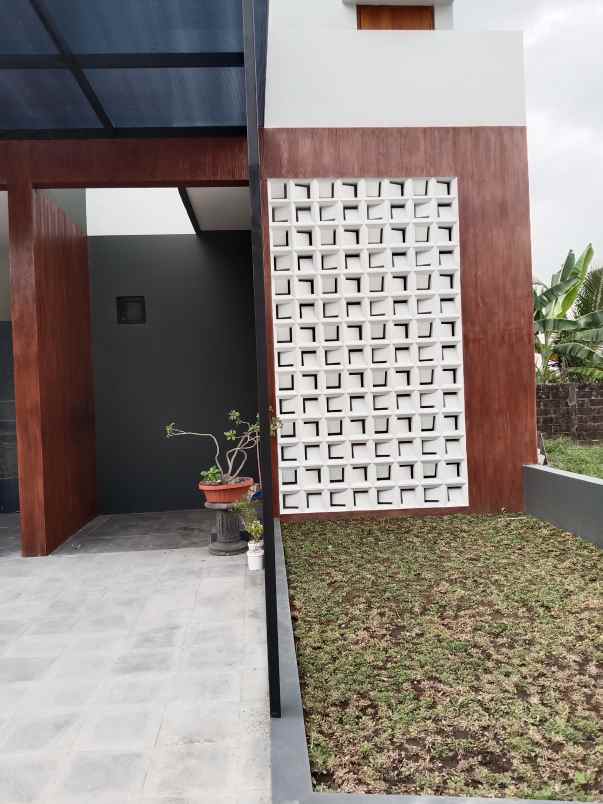 rumah modern tropis dekat kampus uii yogyakarta