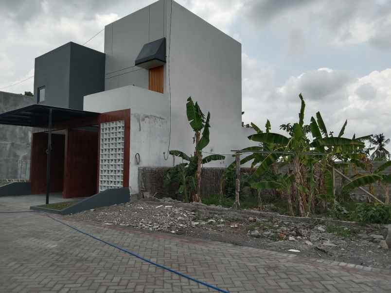 rumah modern tropis dekat kampus uii yogyakarta