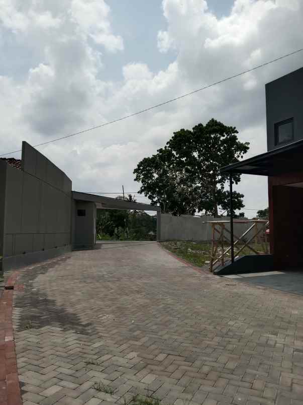 rumah modern tropis dekat kampus uii yogyakarta