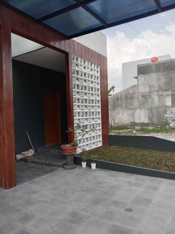 rumah modern tropis dekat kampus uii yogyakarta